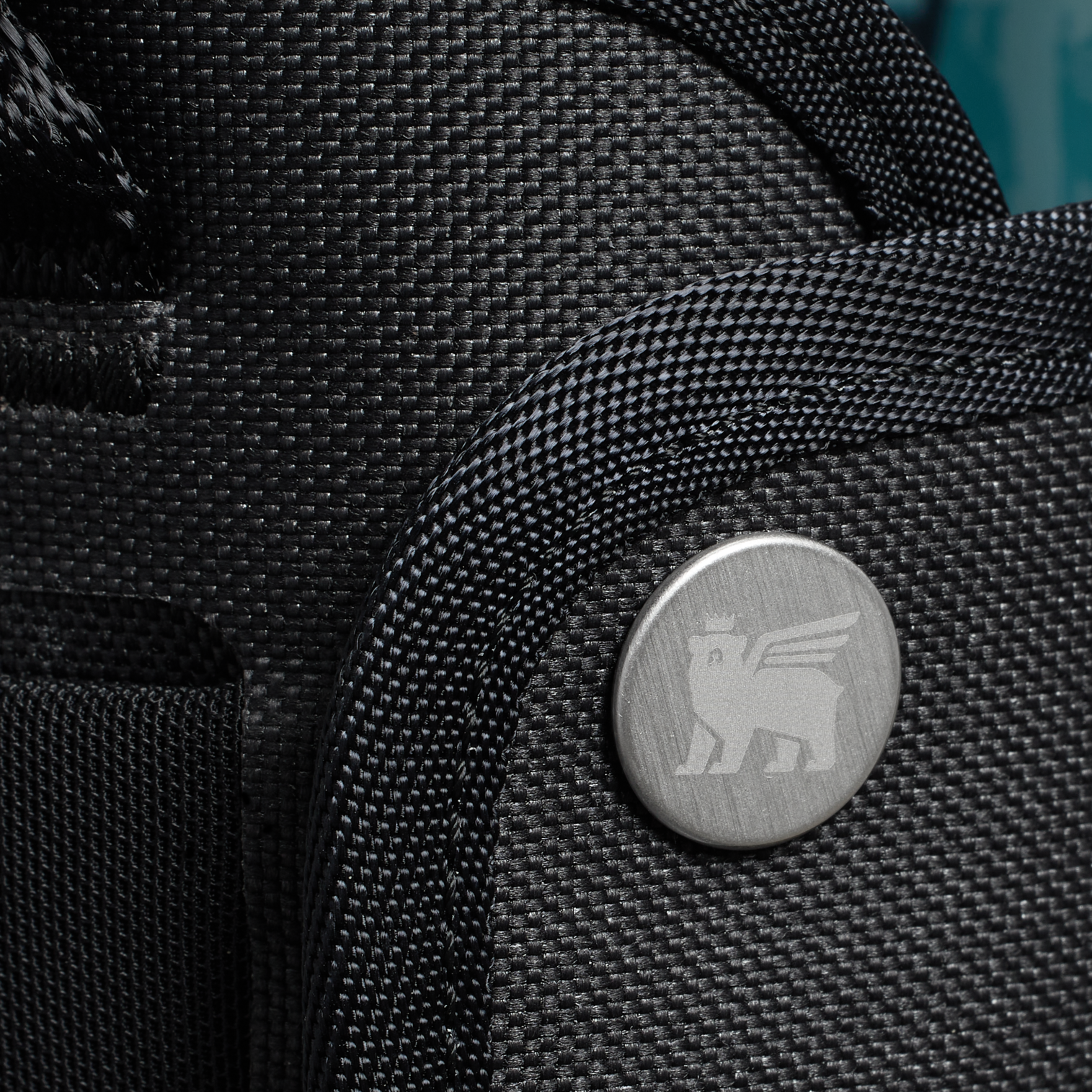 Web_PNG_Square-TheAll-DayQuencherCarry-All30OZ-Black-CloseUpDetail.png